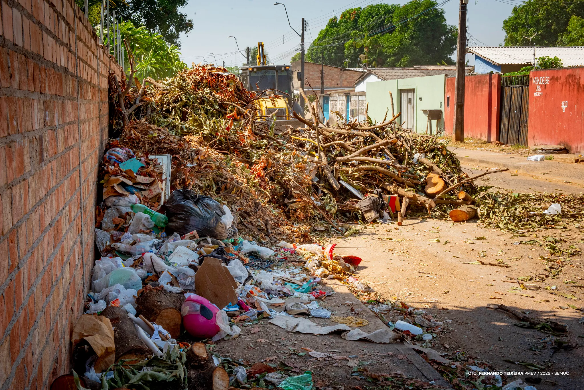 Prefeitura de Boa Vista retira 10 toneladas de lixo de ponto irregular no bairro Senador Hélio Campos e reforça alerta sobre os riscos do descarte inadequado.